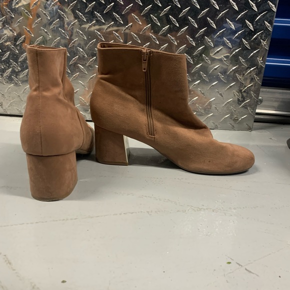 Tan suede boots, gold under heel - Picture 3 of 5
